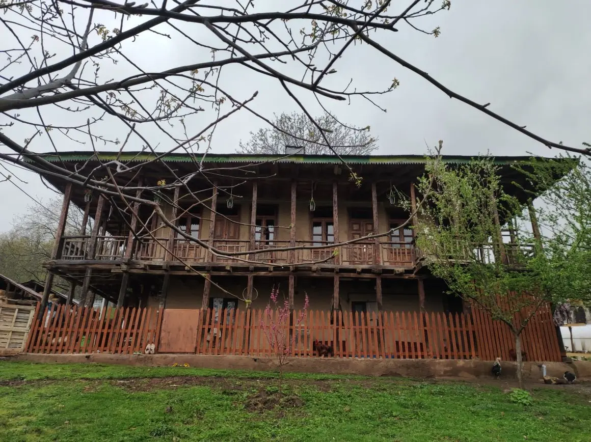 اقامتگاه سنتی ننا - واحد ۱ - نمای بیرون از روبرو