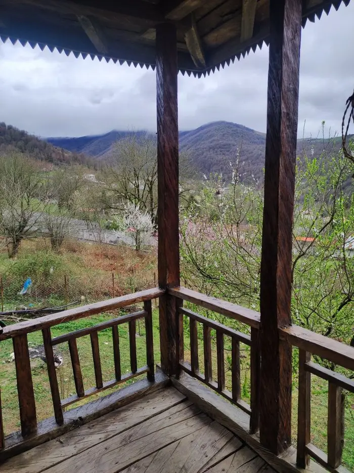 اقامتگاه سنتی ننا - واحد ۱ - منظره ایوان 