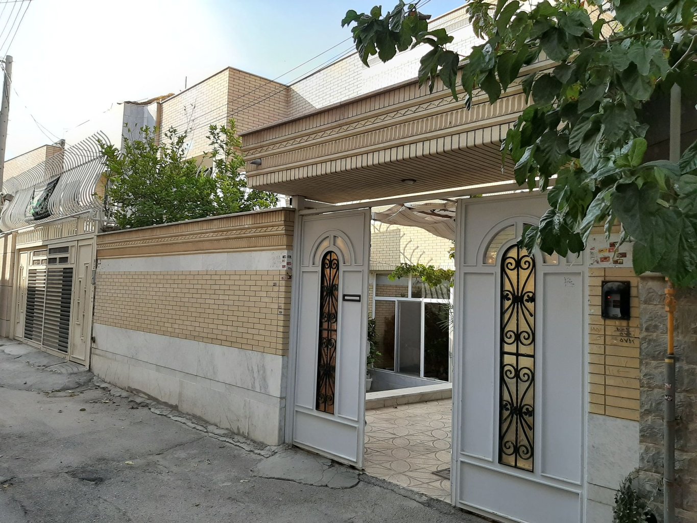 ویلا محیط دنج و ارام شهری - درب منزل
