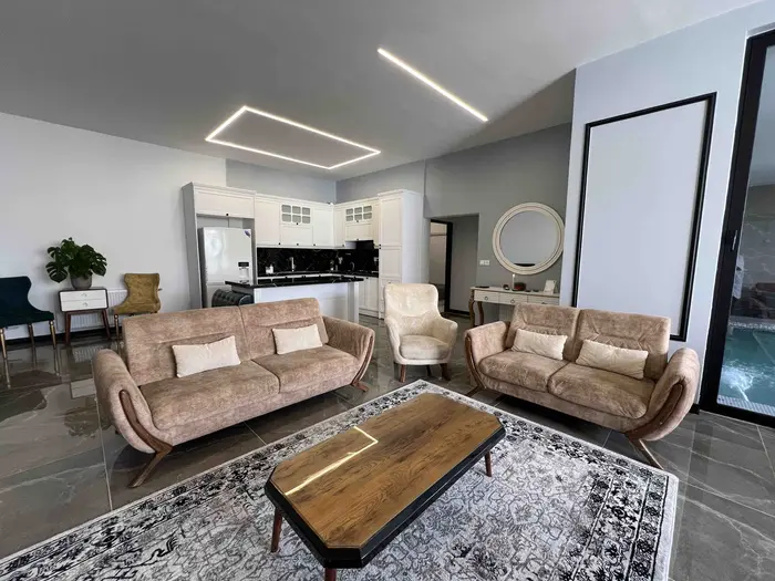 ویلا دوخوابه باغ استخردار آبگرم سهند ۲ - سه دست مبل ۷ نفر در سالن ۱۸۰ متری