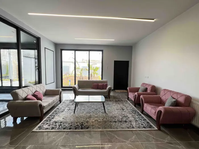 ویلا دوخوابه باغ استخردار آبگرم سهند ۲ - پذیرایی با ویو عالی به استخر و حیاط