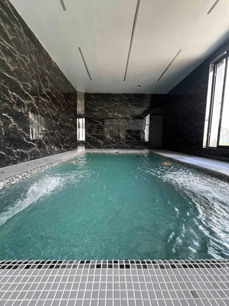 ویلا دوخوابه باغ استخردار آبگرم سهند ۲ - استخر ابگرم سرپوشیده آب گرم  با ویو زیبایی از حیاط مدرن