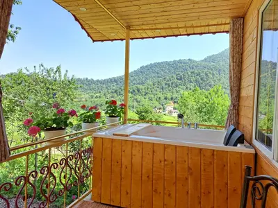 کلبه یک خوابه جنگلی جکوزی دار کلاسیک