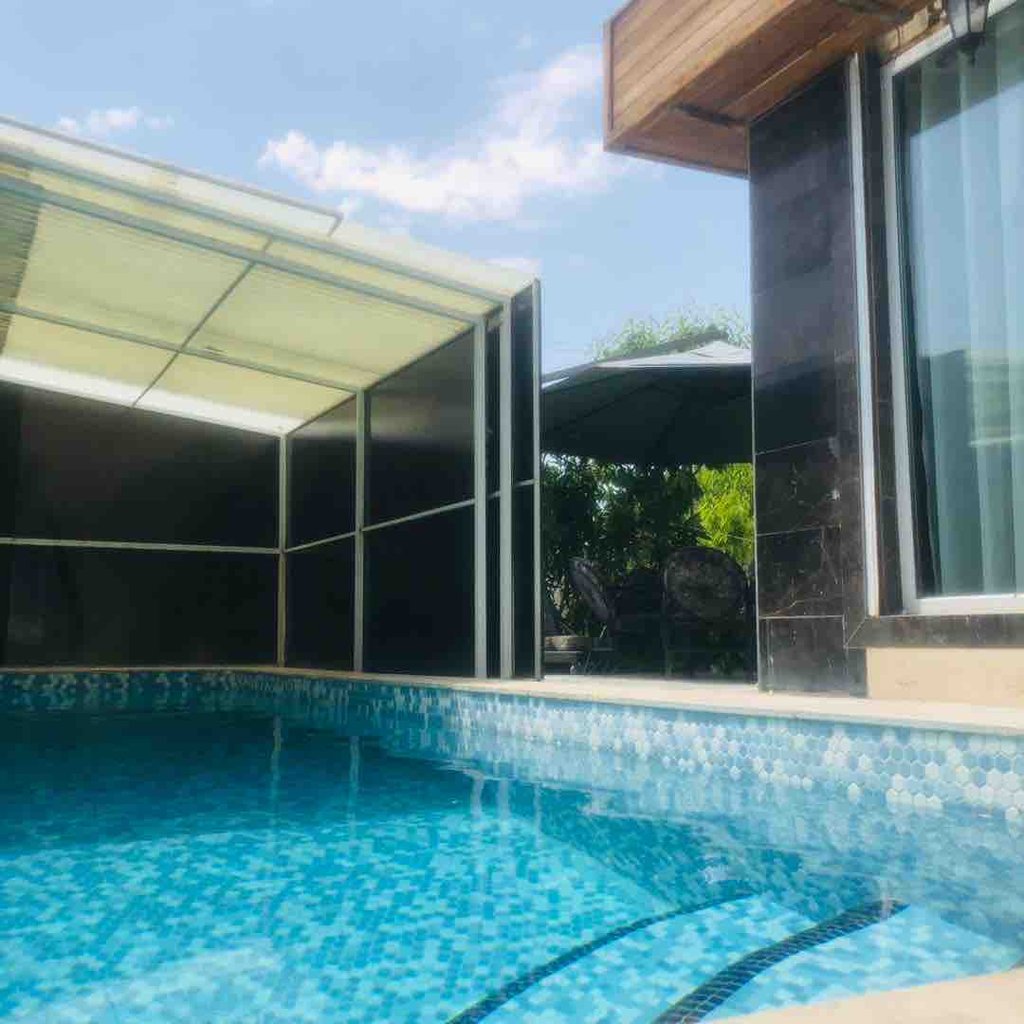 ویلا دوخوابه  شیروخورشیدی - استخر با سقف ریلی 