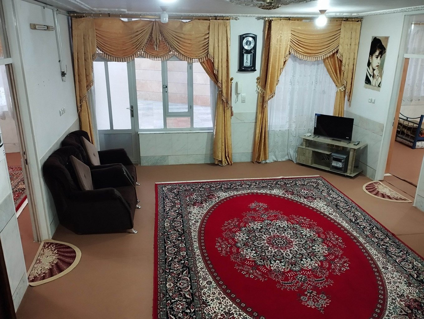 سوئیت دوخوابه وحدت آباد - نمای پذیرایی و بخشی از حیاط