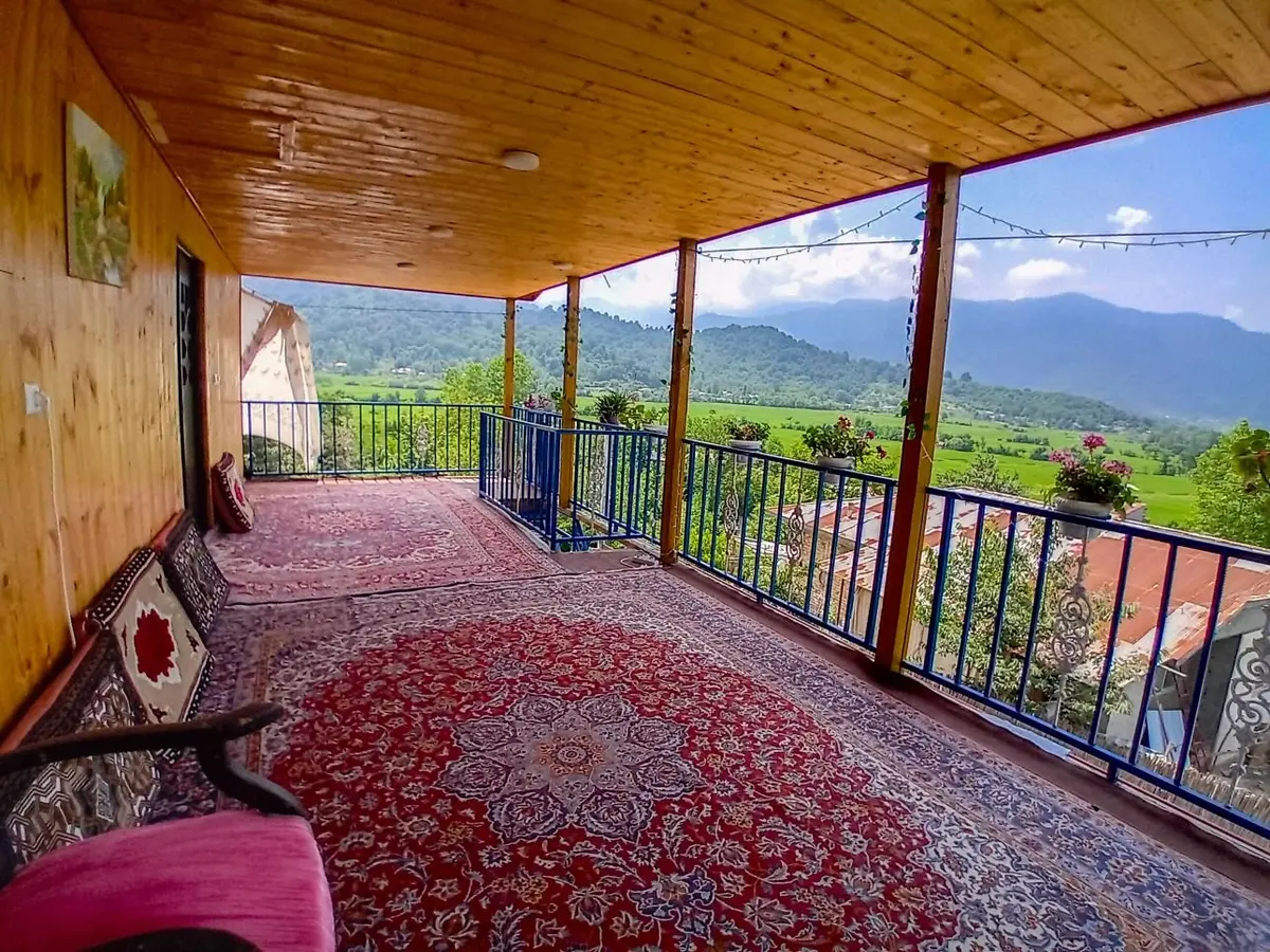 ویلا دوخوابه دوبلکس آبان - گوشه ای از نمای بیرونی و منظره اقامتگاه 