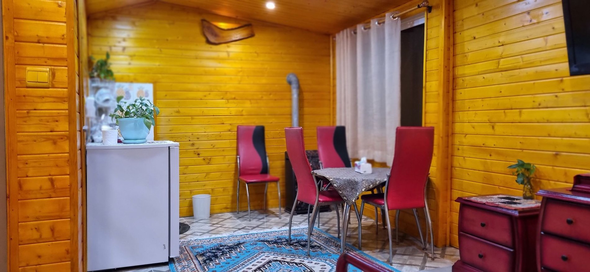 سوئیت فلت استخردار آبگرم نوشین - میز نهار خوری