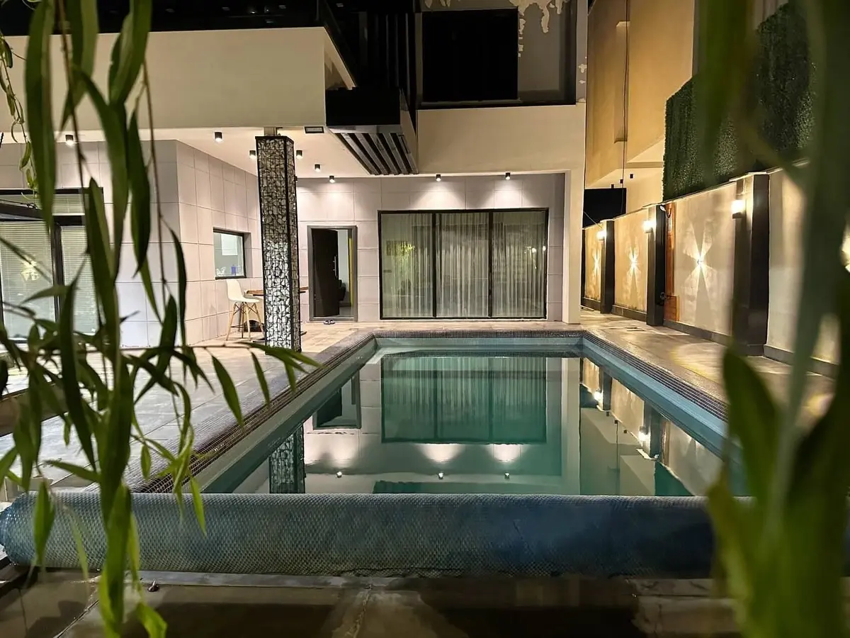 ویلا سه خوابه استخردار چهارفصل بهاران - نمای شب