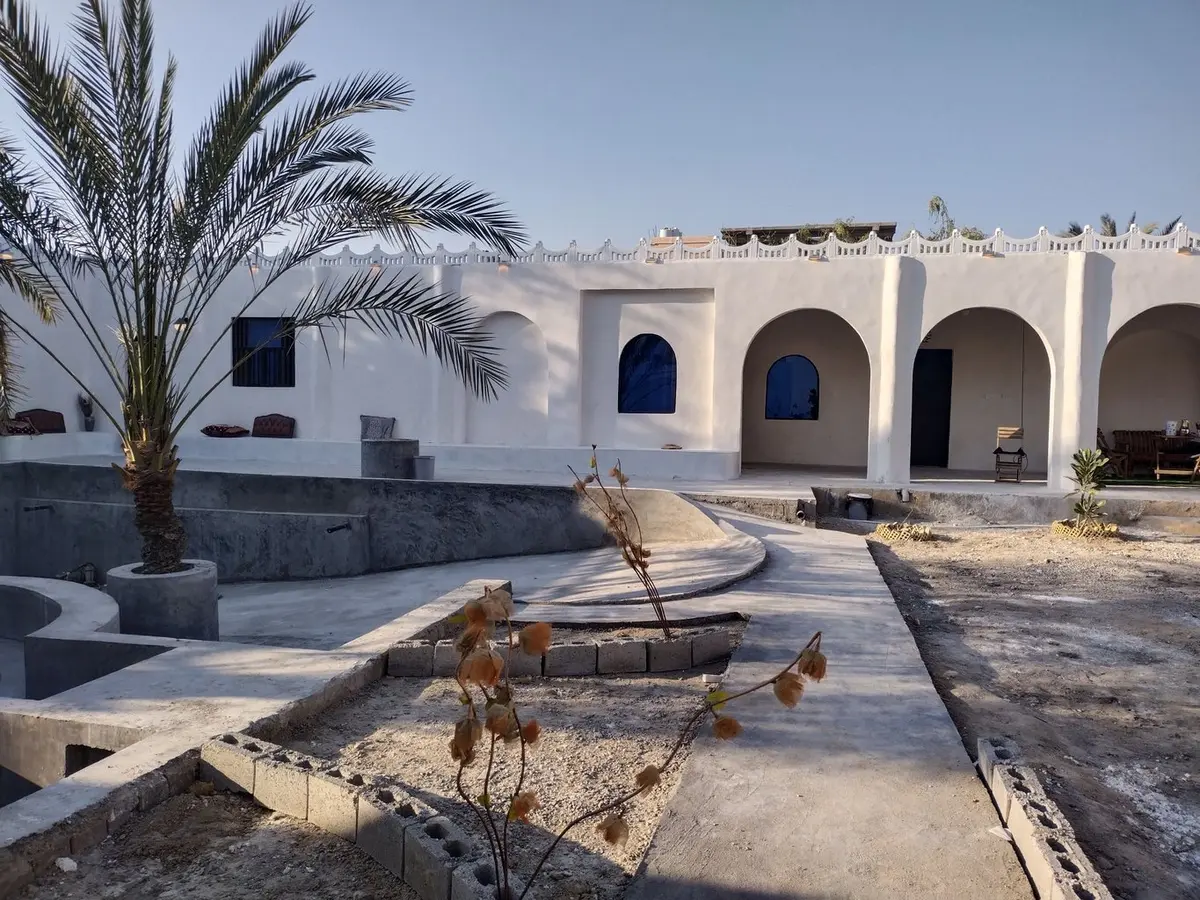 بوم گردی موم گپو - واحد یک خوابه خنیزی - نمای حیاط عمومی