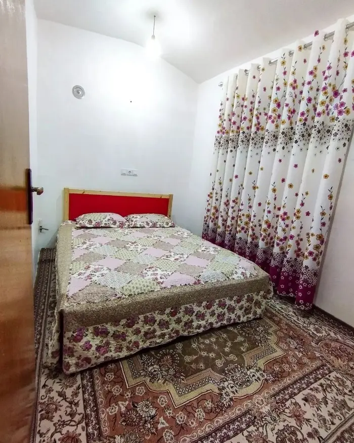 ویلا یک خوابه جنگلی استخردار آبگرم نگارخاتون - اتاق خواب از زوایه دیگر