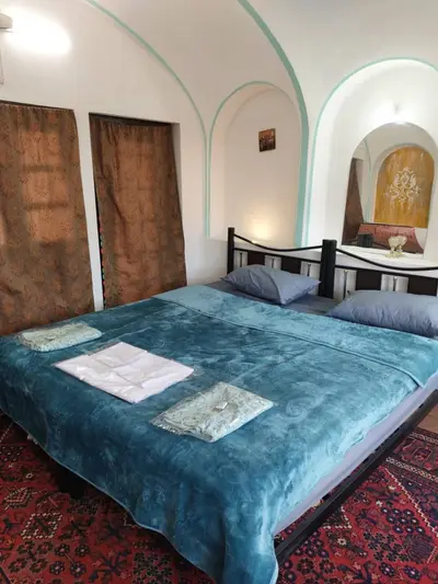 اقامتگاه سنتی صادقی - واحد درب حوض