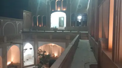 اقامتگاه سنتی صادقی - واحد درب حوض