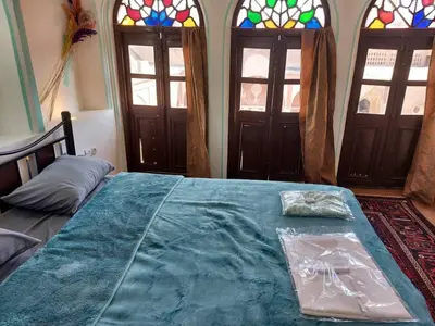 اقامتگاه سنتی صادقی - واحد درب حوض