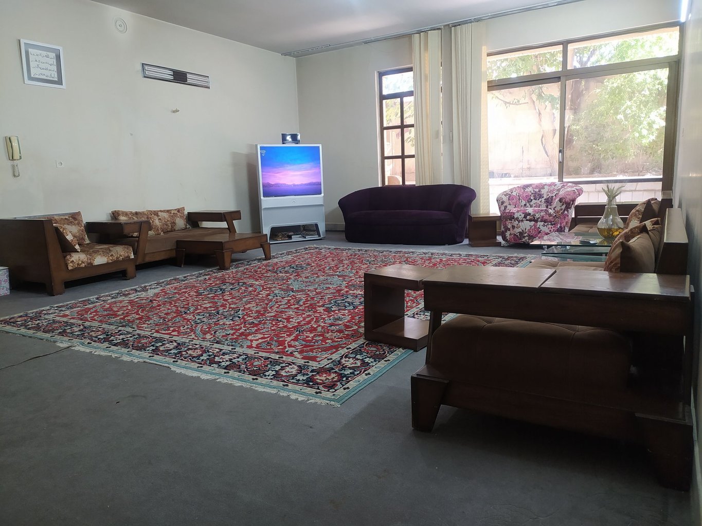 آپارتمان دوخوابه جهاد - حال و پذیرایی رو به حیاط