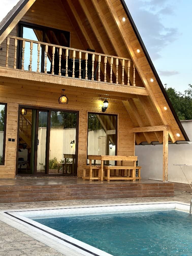 کلبه یک خوابه سوئیسی استخردار آبگرم خالقی