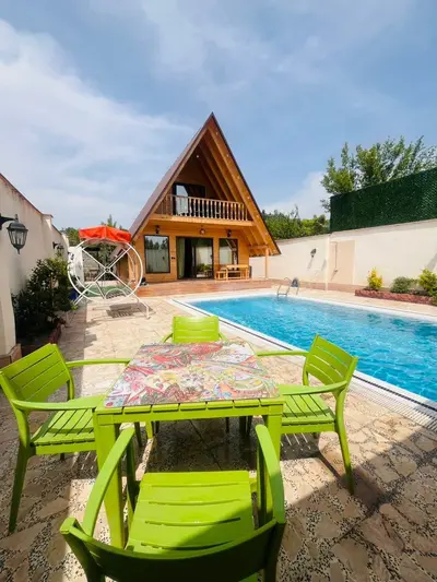 کلبه یک خوابه سوئیسی استخردار آبگرم خالقی