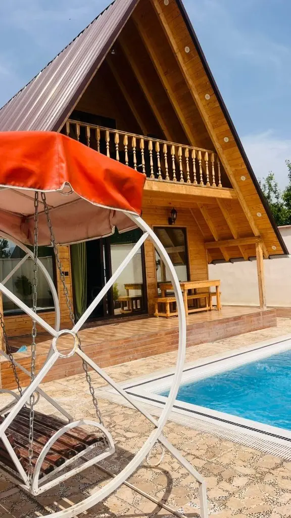 کلبه یک خوابه سوئیسی استخردار آبگرم خالقی