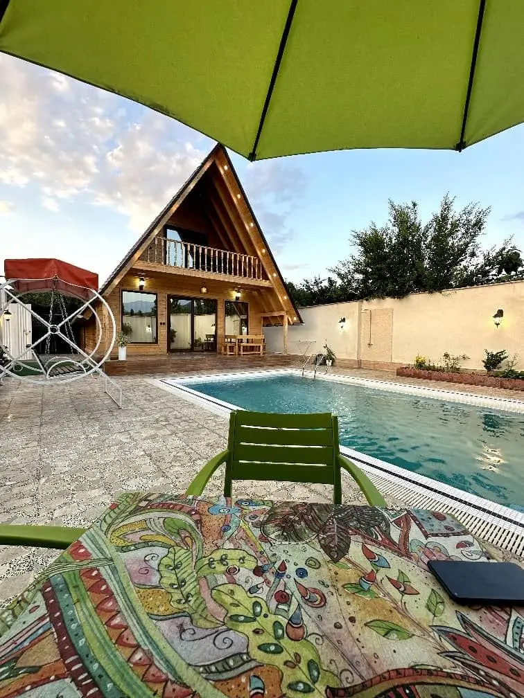 کلبه یک خوابه سوئیسی استخردار آبگرم خالقی