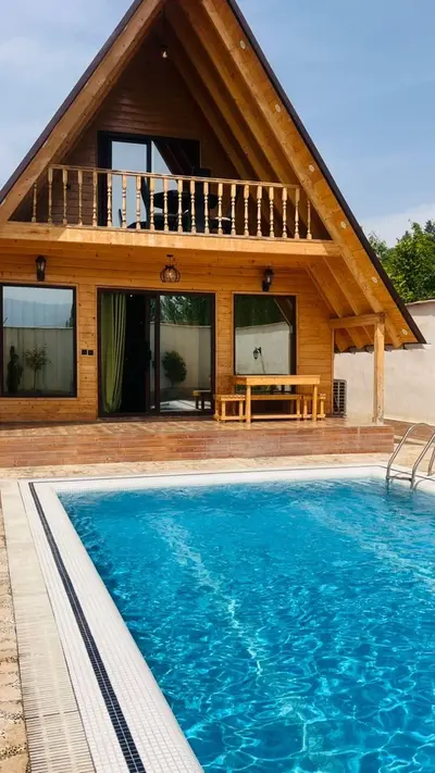 کلبه یک خوابه سوئیسی استخردار آبگرم خالقی