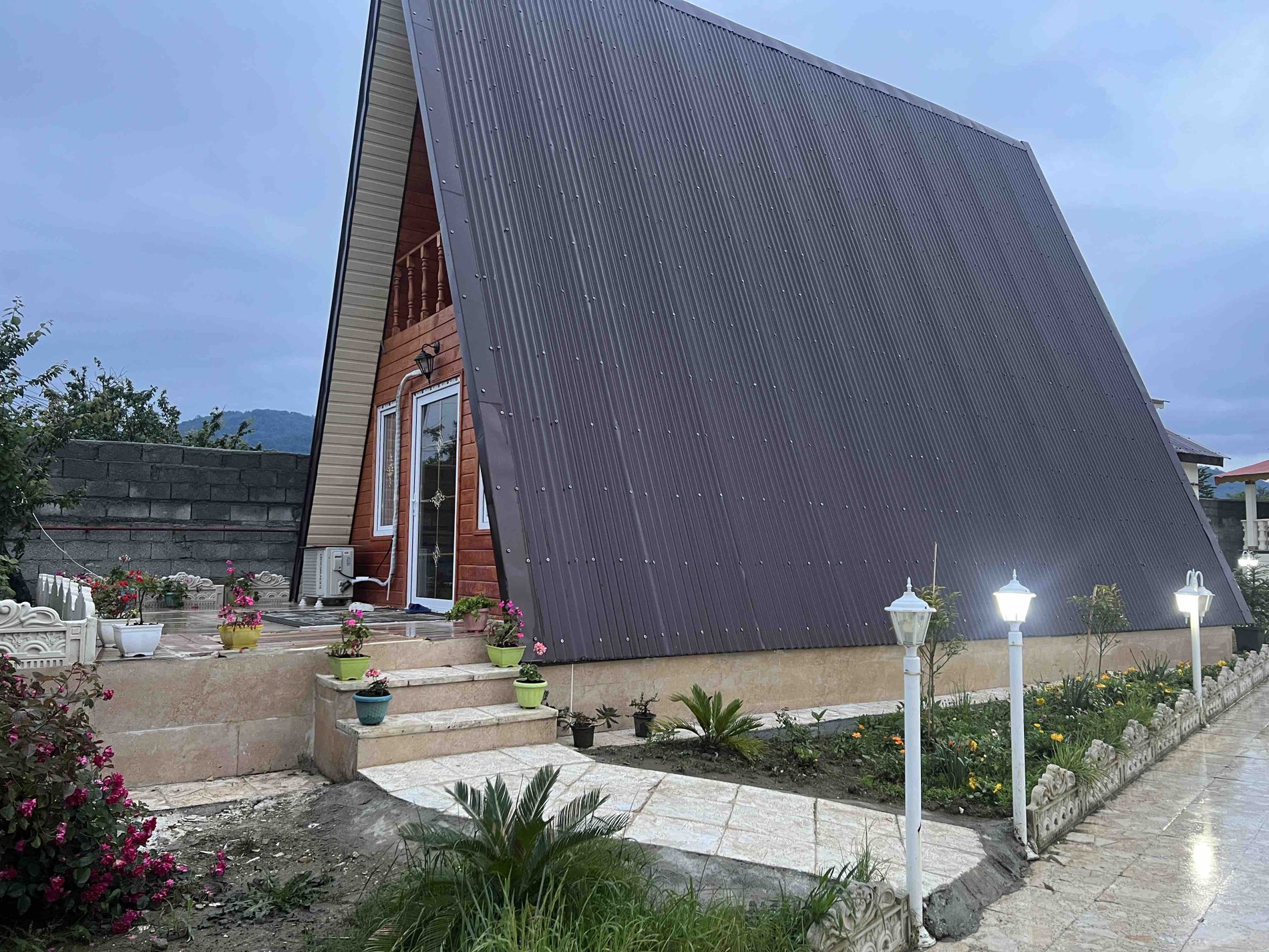 کلبه دوخوابه سوئیسی چوبی شاهان