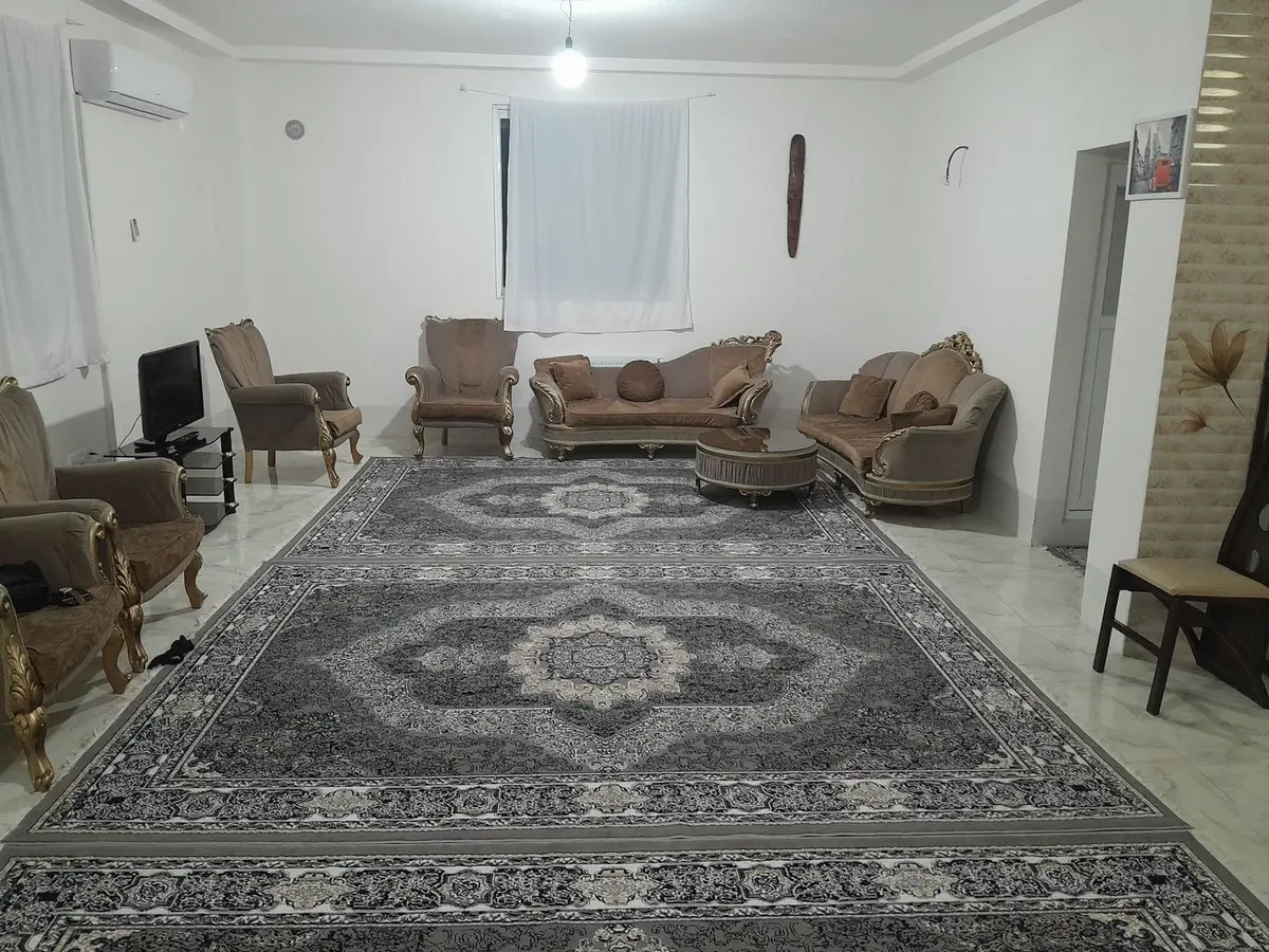 ویلا یک خوابه استخردار هاشمی - پزیرایی بزرگ ودلباز با تلوزیون و سیستم صوتی