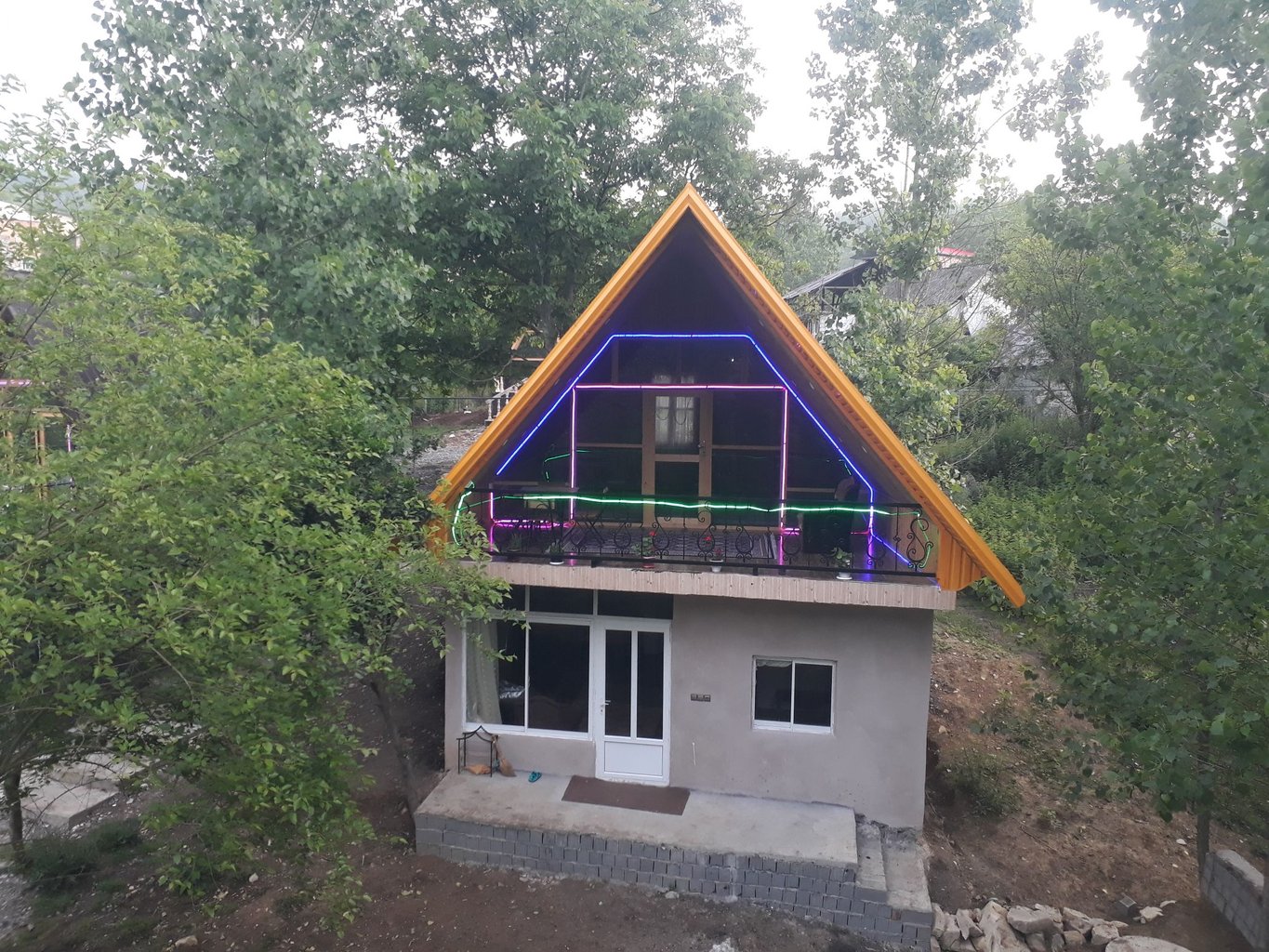 کلبه دوخوابه جنگلی ماه پیشونی - نمای جلو 