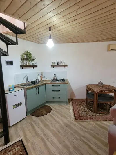 کلبه یک خوابه دوبلکس چوب و کاه گل فرافر