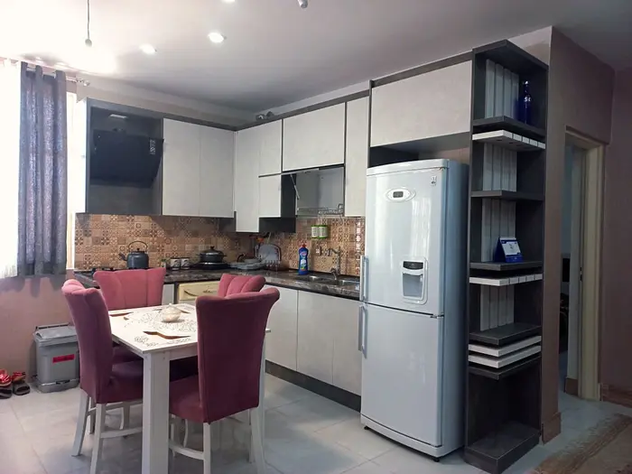 ویلا یک خوابه استخردار آبگرم شادمهر - نمای یخچال و آشپزخانه