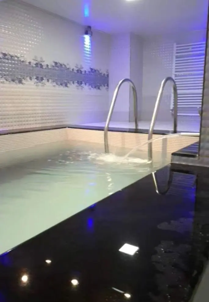 فلت استخردار آبگرم تپه تاج - استخر