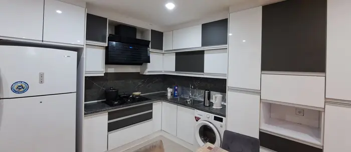 آپارتمان دوخوابه شهرک صدف مدیران - آشپزخانا با لباسشویی ال جی 
