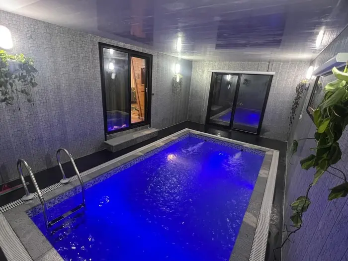 کلبه دوخوابه استخردار آبگرم ریکادو - استخر پوشیده