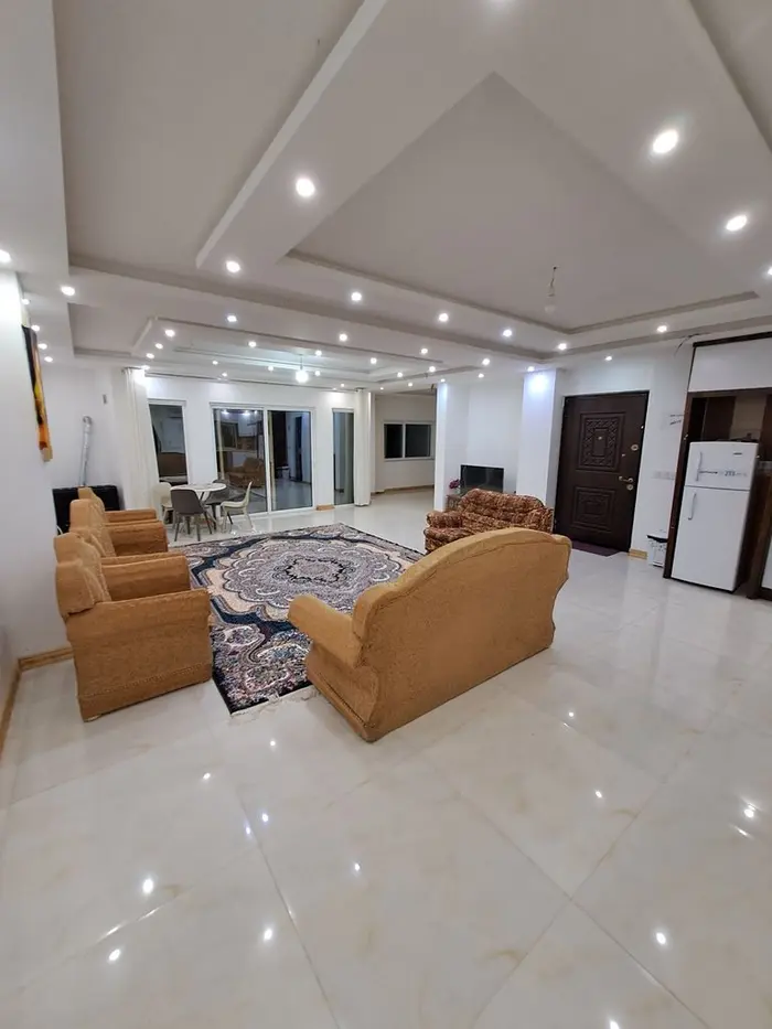 سه خوابه ساحلی دریایی - نمایی از شب در حال و پذیرایی 