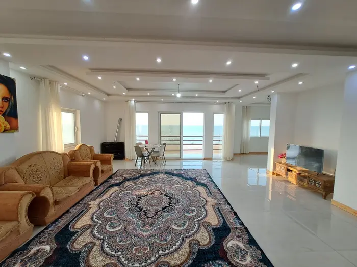 سه خوابه ساحلی دریایی - نمایی کلی از حال و پذیرایی  کاملا روبه دریا 