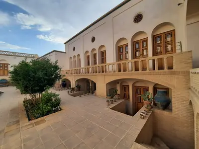 اقامتگاه سنتی اشکوب - واحد دوتخته توئین حیاط