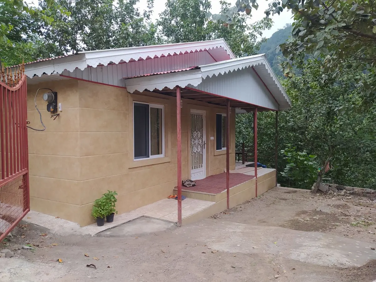 ویلا دوخوابه جنگلی میثم 1 - نما از ورودی 