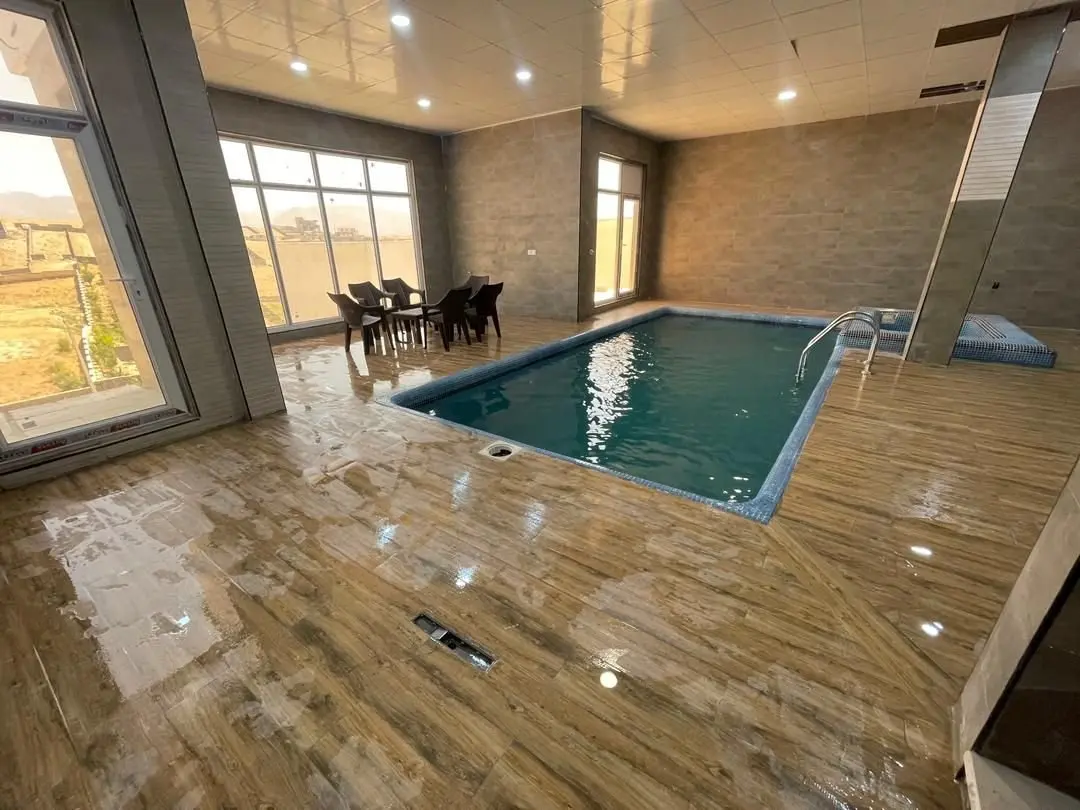 ویلا سه خوابه تریپلکس استخردار آبگرم رشید - استخر سرپوشیده مجهز به میز و صندلی