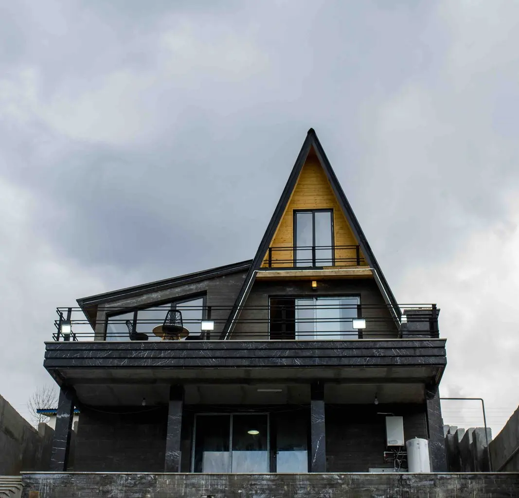 کلبه دوخوابه جکوزی دار سامان جواهرده - نمای ورودی ساختمان