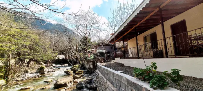 ویلا یک خوابه لب رودخانه دلنواز - نمای کلی ویلا در زمستان