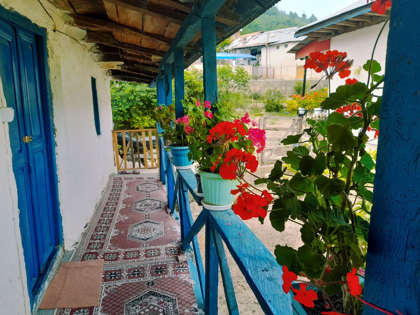 کلبه یک خوابه سنتی میلاش - بالکن ۲