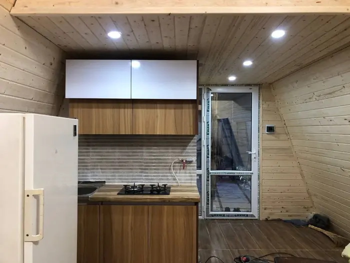 کلبه یک خوابه سوئیسی چوبی آسو - آشپزخانه و ورودی