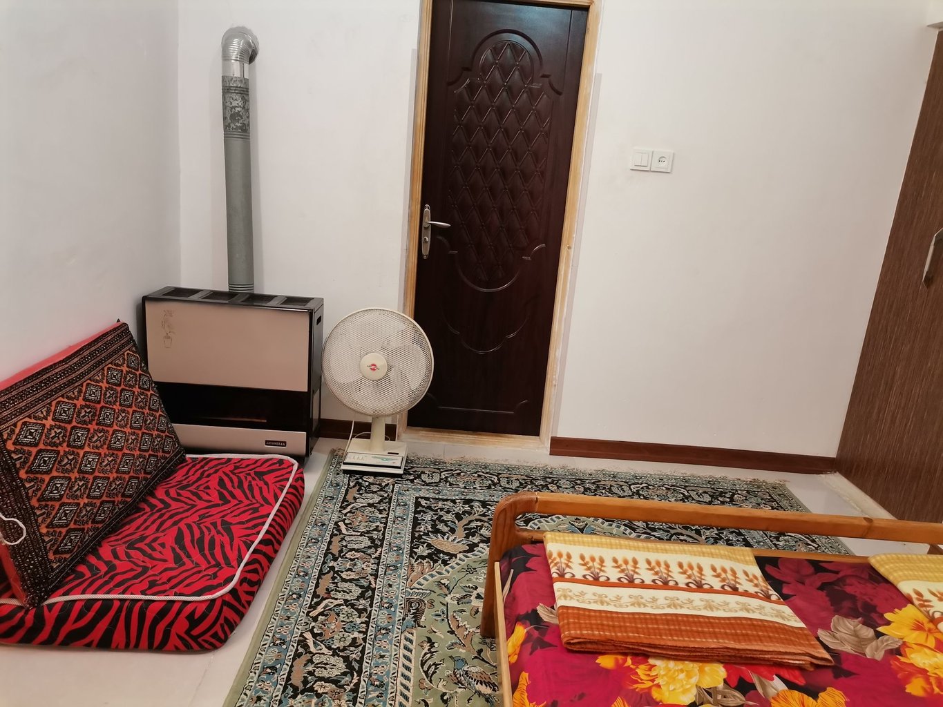 ویلا یک خوابه سرپل - نمای خواب و درب منتهی به سرویس بهداشتی