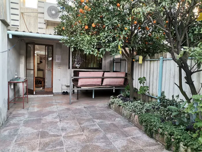 سوئیت دوخوابه بهارستان 3 - نمای ورودی ساختمان آلاچیق و منقل و باغچه سرسبز