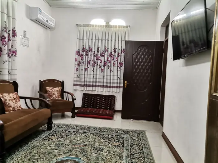 ویلا یک خوابه سرپل - سالن پذیرایی مجهز به تلویزیون ،مبل و کولر وبخاری