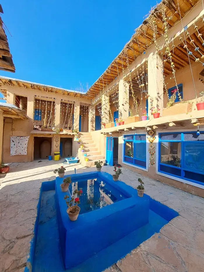 اقامتگاه سنتی آوا - واحد کنج - نمای حوض و حیاط اقامتگاه