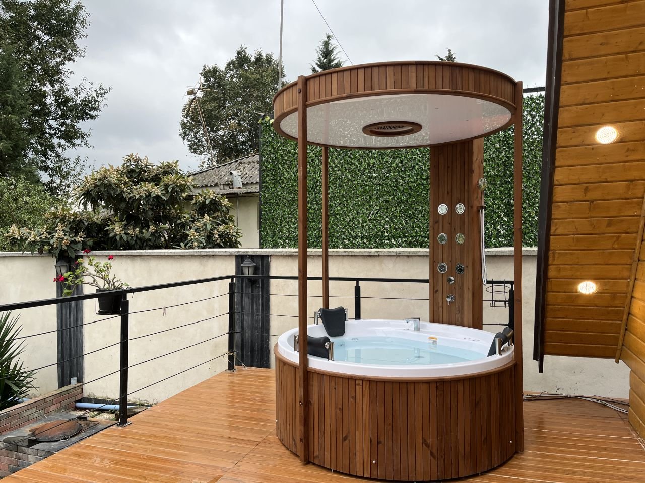 دوخوابه سوئیسی جنگلی جکوزی دار خانه امید