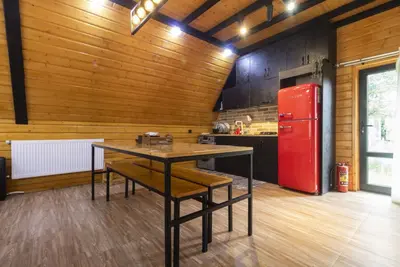 کلبه دوخوابه سوئیسی جنگلی جکوزی دار خانه امید