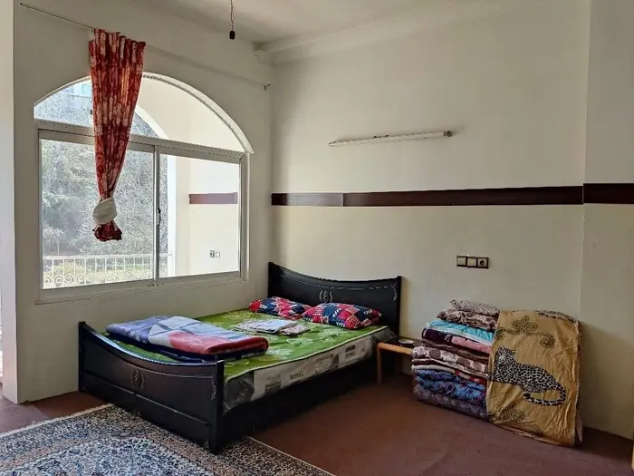 سوئیت فلت قصر سرسبز شمال - فضای سالن ، تختخواب ۲ نفره و چندین دست رختخواب سنتی