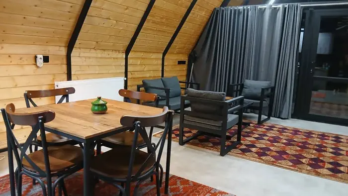 کلبه دوخوابه سوئیسی جکوزی دار باغ انار ۲