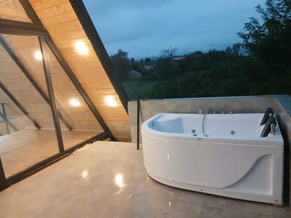 کلبه دوخوابه سوئیسی جکوزی دار باغ انار ۲