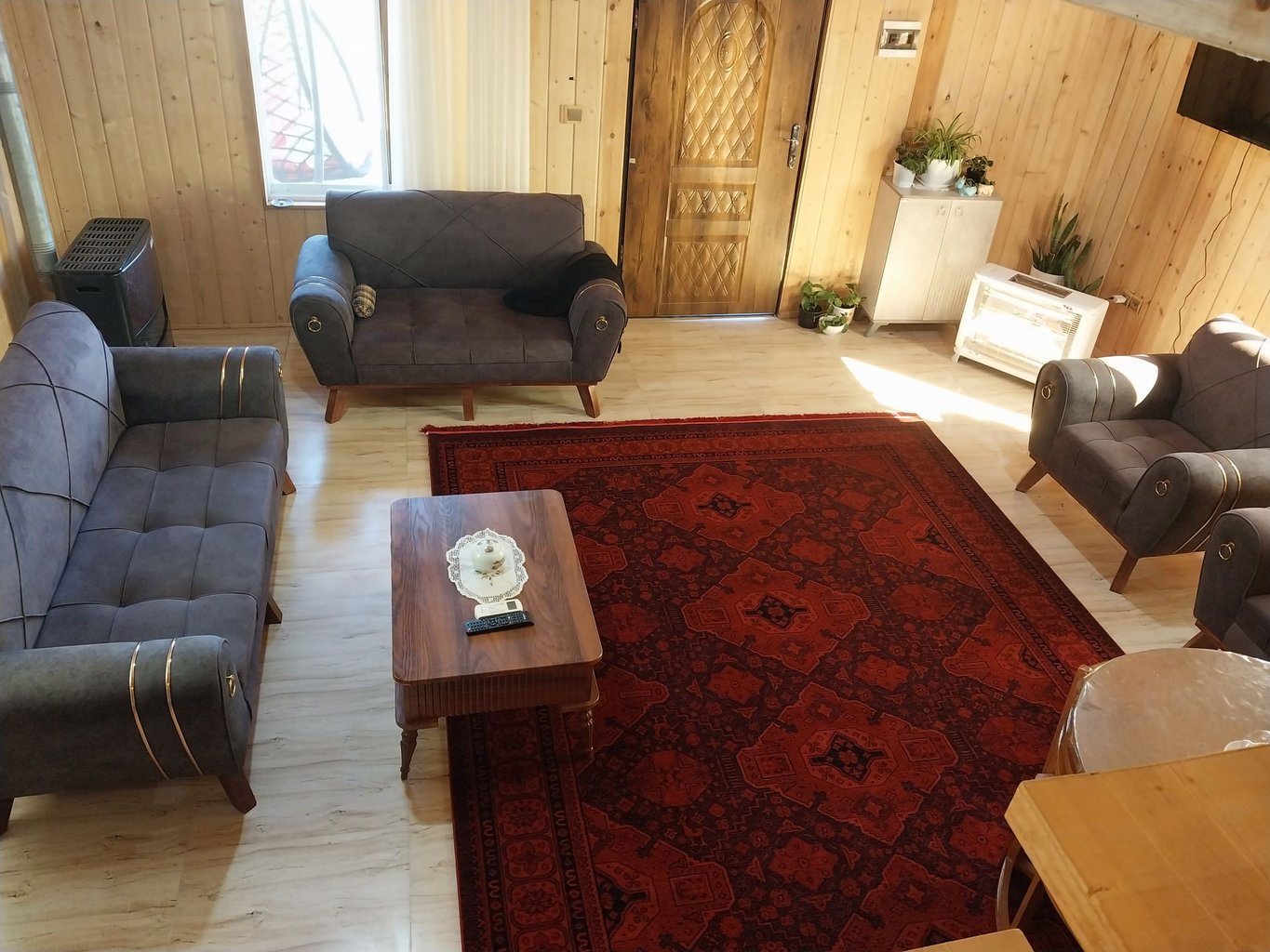 یک خوابه چوبی باغ انار